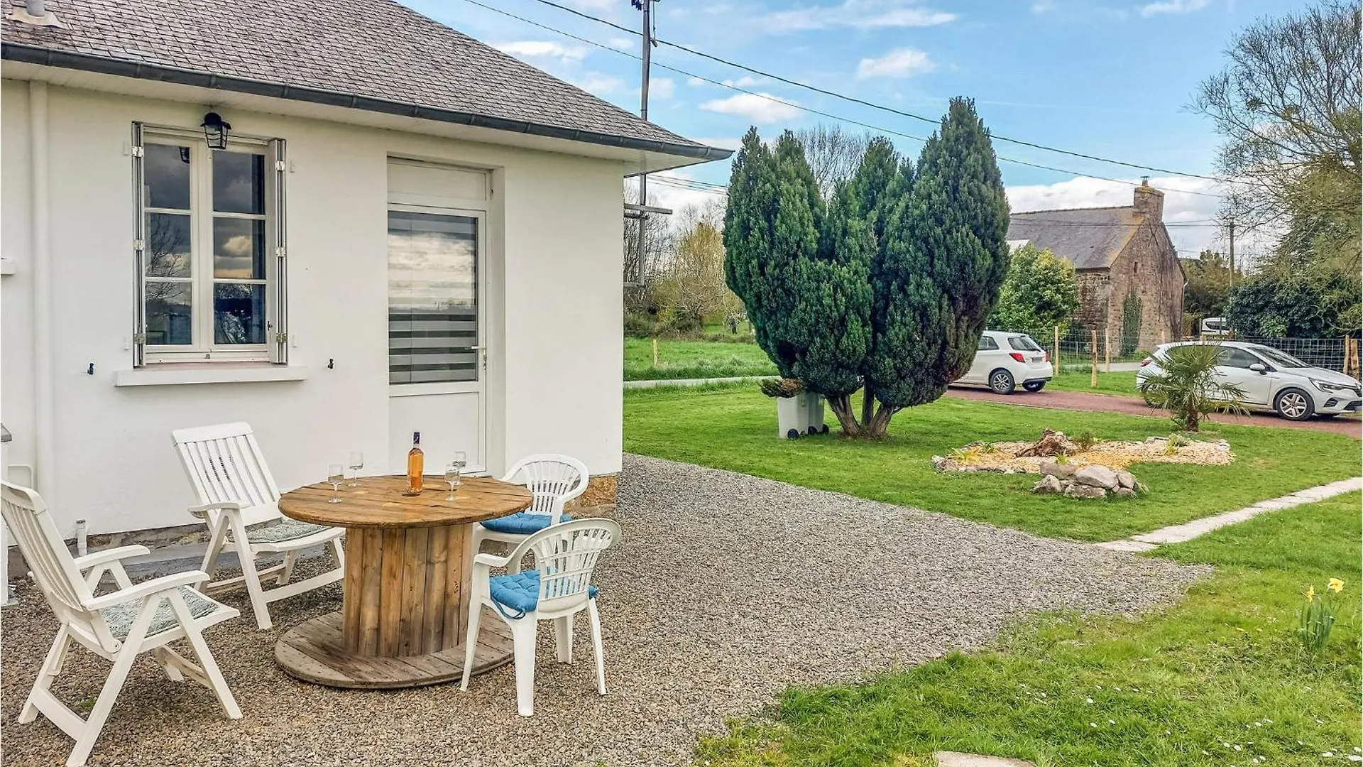 2 Bedroom Cozy Home In Hirel 0*,